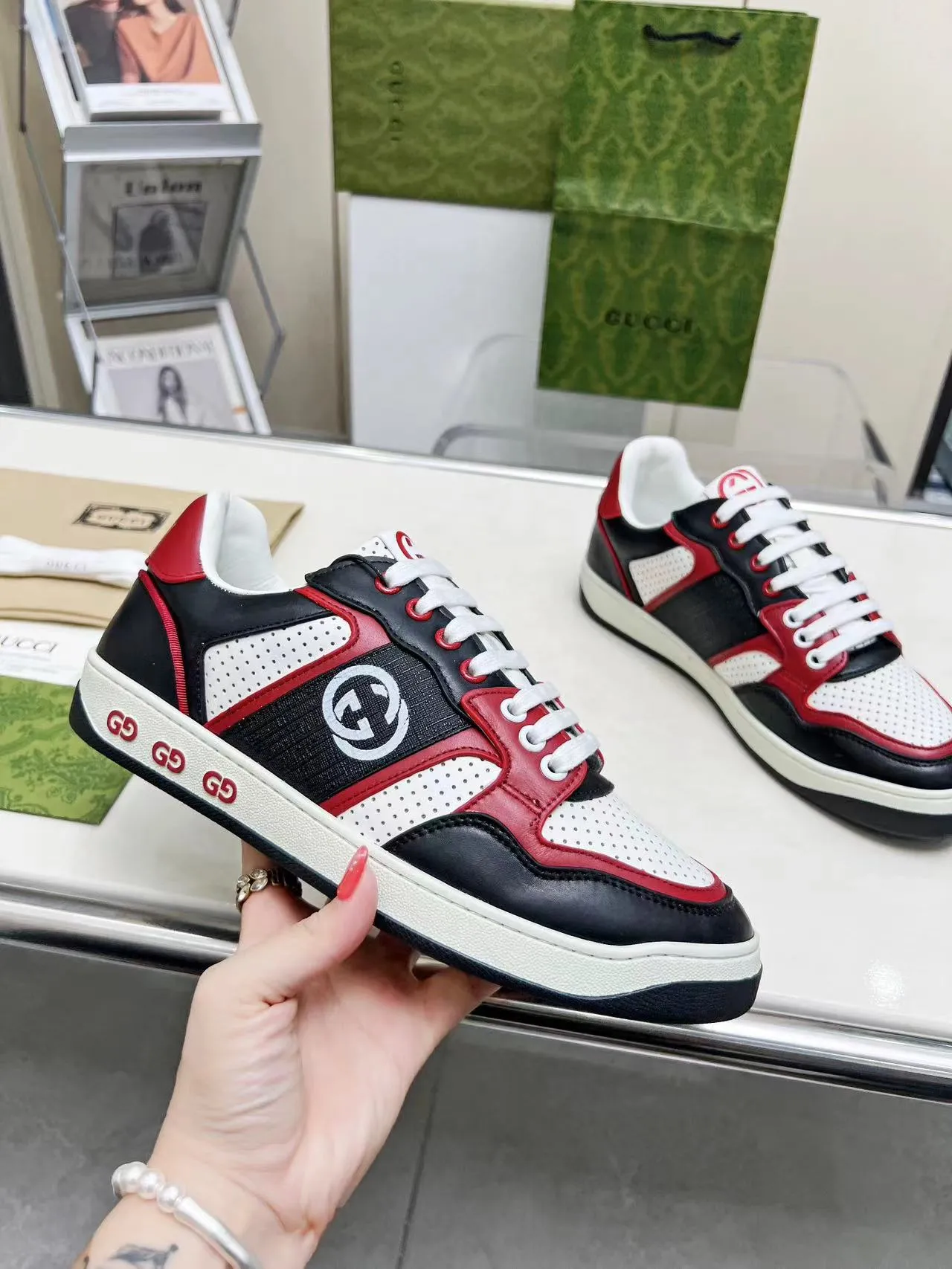 P620 💞💞Gucci G Home’s latest popular sports shoes, couple’s style, casual, retro white shoes 🌸🌸🌸 New popular series. The exquisite and compact interlocking double G logo romantically interprets the aesthetic concept of this series. Made of off-white leather, retro inspiration is cleverly blended into the sneaker design to reinterpret the brand logo. Exquisitely packaged at the delivery counter 🛍📦 ▪️Fabric: Original custom-made imported first-layer cowhide leather ▪️Lining: Original custom-made imported cowhide lining ▪️Outsole: Original molded two-color TPU outsole ▪️Size: Women's 35-40 / Men's 39-45